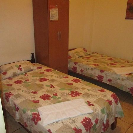 Отель Residencia Casa Linda Икитос Экстерьер фото